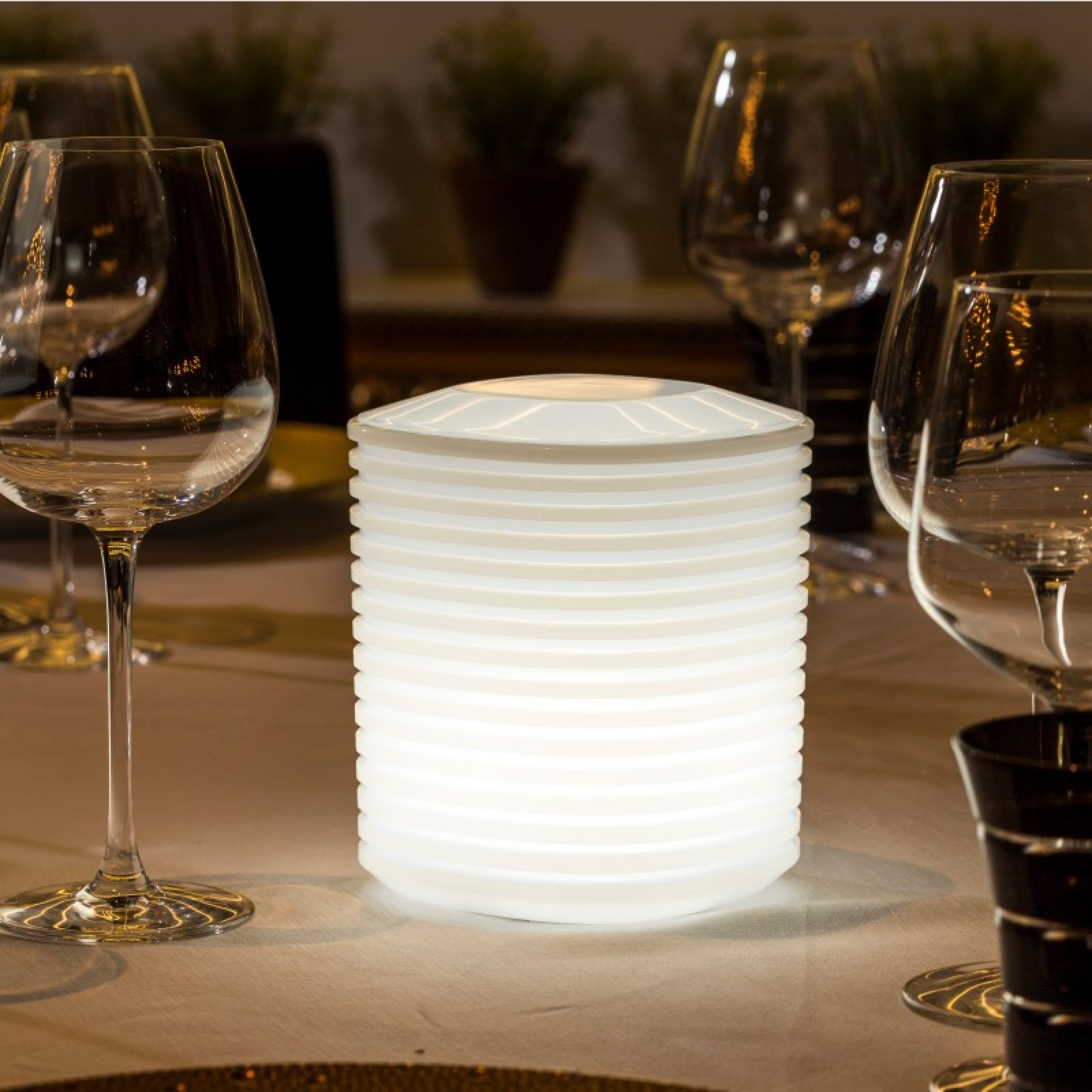 ORIGINAL Lampe de table LED en plastique à batterie By Smart and Green